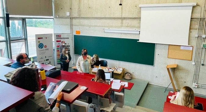 Ana Jiménez-Alfaro, junto a Isabel Martínez Conesa en el VIII Máster en RSC de la Universidad de Murcia